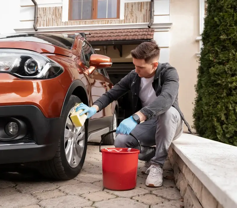 Lavage auto à domicile Roubaix : professionnel intervenant sur un véhicule